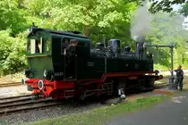 Humboldt-Mallet 11sm der Brohltalbahn am 05.06.2015 beim Wasserfassen im Bahnhof Brohl-Lützing (BE). Kurz darauf wird sie mit einem Sonderzug für Eisenbahnfreunde nach Oberzissen starten.