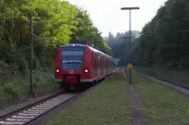 Die Sonne erreicht am Abend des 07.09.2014 den Einschnitt beim Bildstock Tunnel nicht mehr. 426 021 als RB Saarbrücken - St. Wendel fährt gleich in den Hp Bildstock ein. 
In Höhe des Tw befand sich links das Portal des alten Bildstock Tunnels. 1955 wurde die Strecke aus bergbautechnischen Gründen verschwenkt und ein neuer Tunnel gebaut.
Der alte Tunnel hatte eine Länge von 481 Metern, der neue hat nur noch 341 Meter. Bahnstrecke 3511 Bingen Hbf - Saarbrücken Hbf.
