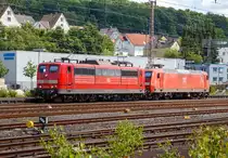
Die 151 001-5 (91 80 6151 001-5 D-DB) mit der 145 075-8  (91 80 6145 075-8 D-DB) im Schlepp fahren als Lz am 26.07.2015 von Kreuztal in Richtung Hagen. Beide Loks sind von der DB Schenker Rail Deutschland AG. 

Die 151 001-5 wurde 1972 von Krupp in Essen unter der Fabriknummer 5173 gebaut, wobei der elektrische Teil von AEG unter der Fabriknummer 8819 geliefert wurde.

Die TRAXX F140 AC wurde  2000 von ABB Daimler-Benz Transportation GmbH (Adtranz) in Kassel unter der Fabriknummer 33820 gebaut.
