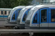 Sauber gestapelt stehen 614 & 607 und 609 am 21.06.15 in der Basis Fröttmaning, fotogafiert vom gleichnamigen U-Bahnhof