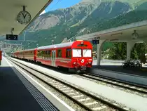 Nachschuss des R 1940 (Pontresina - Scuol-Tarasp) am 21.7.2015 bei der Abfahrt in Zernez.
