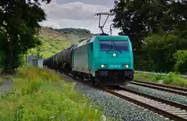 185 618-6 mit eien Kesselzug in Gambach am 16.07.15 unterwegs. 