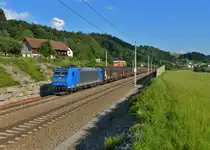 185 511 mit einem Güterzug am 29.06.2015 bei Wernstein am Inn. 