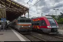 ZGC 27758 wird am 8. Juli 2015 in Carcassonne von einem Intercité mit BB 7264 an der Spitze überholt.