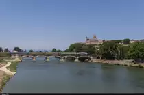 Mit einer BB 7200 an der Spitze überquert ein Intercité aus ehemaligen Téoz-Wagen am 11. Juli 2015 in Béziers den Orb. Im Hintergrund die Kathedrale Saint-Nazaire von Béziers.