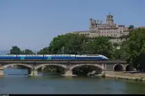 Unter der Kathedrale Saint-Nazaire von Béziers überquert ein TGV Duplex am 11. Juli 2015 den Orb.