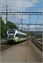 Der TRN Flirt RABe 527 331 in seinem gefälligen neuen Farbkleid auf der Fahrt in seine Heimat. 
Morges, den 27. Juli 2015