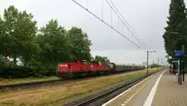 6413  Foeke  und 6433  Han  beide von DB Schenker kommen mit einem Kurzen gemischten Güterzug aus Köln-Gremberg(D) nach Geleen-Lutterade(NL) und fahren in Geleen-Lutterade(NL) ein.
Bei Regenwetter am Mittag vom 14.7.2015.