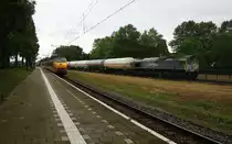 Die Class 66 6603 von Captrain fährt mit einem Kurzen Gaszug aus Geleen-Lutterade(NL) nach Antwerpen-Alaska(B) und fährt in Richtung Sittard(NL). Aufgenommen in Geleen-Lutterade(NL).
Bei Regenwetter am 14.7.2015.