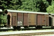 RhB - Gb 5043 am 01.09.1997 in Trin - Gedeckter G�terwagen 2-achsig mit 1 offenen Plattform - Baujahr 1963 - JMR - Gewicht 7,64t - Ladegewicht 15,00t - L�P 9,14m - zul�ssige Geschwindigkeit Aufkleber 70 km/h - �2=08.05.1991 - Lebenslauf: ex K� 5043 - 1969 Gb 5043 - 03/2000a - 08/2000 Lbv 7882 - 06/2004 P 10146 - Hinweis: ge�nderte zul�ssige Geschwindigkeit, gescanntes Dia
