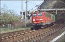 151 018 bringt den Hangartnerzug von Basel richtung K�ln. Hier durchf�hrt sie gerade Bopphard-Hirzenach.