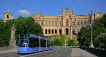 Mal wieder was aus München: 

Die Avenio sind in München nun regelmäßig auf der Linie 19 zwischen Pasing - St. Veit Straße unterwegs, danaben sind noch Variobahnen und ein R2.2 auf dieser Linie anzutreffen. 

Avenio (T-Wagen) 2804 als Linie 19 auf der Maximiliansbrücke im Hintergrund der Bayerischen Landtag, 20.07.2105.
