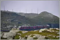R1640 mit Allegra ABe 8/12 3505 beim Verlassen der Scala Galerie zwischen Alp Grüm und Ospizio Bernina. (27.07.2015)