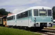 Die beiden LVT 771 007-2 und 065-0, die im Bf Heringsdorf abgestellt sind, sehen dagegen aus, als wollten sie gleich zur nächsten planmäßigen Fahrt starten. Sie tragen sogar UBB-Logos (22.7.15).