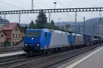 BR 185: Regenaufnahmen eines mit zwei blauen Lokomotiven der BR 185 bespannten Güterzuges bei der Durchfahrt Burgdorf am 29. Juli 2015. An der Spitze des Zuges ist die 185 527-9 eingereiht.
Foto: Walter Ruetsch