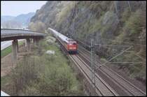 110 278 zieht einen Sonderzug im Sommer 2006 richtung Koblenz.
Hier in Boppard-Hirzenach.