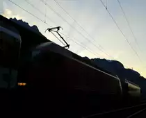 Dämmerung am Bahnhof Erstfeld. Hier verlassen soeben Re 460 081-3 und Re 460 031-8 mit IR 2438 (Locarno - Zürich HB) den Bahnhof. (21.7.2015)