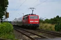 Nachschuß auf die schiebende 111 076, die hier bei Tilmeshof gen Krefeld einen RE7 bringt am Sonntag den 26.7.2015