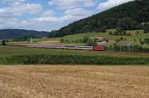 SBB: Eine Re 420 der ersten Generation mit IR Basel-Locarna am 30. Juli 2015 beim Passieren des kleinen Sees bei Wauwil. Bei diesen Zügen ist der Panoramawagen bei den 1. Klasse-Kunden sehr beliebt.
Foto: Walter Ruetsch