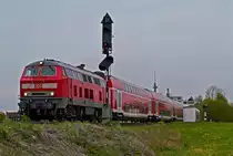 BR 218.423 zieht am Abend des 30.04.2015, mit einer Dostoganitur am Einfahrsignal des Bahnhofs Markt Schwaben in Richtung Osten vorbei.