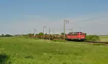 139 132-5 fuhr am 05.06.2015 mit einem Autozug von Emden in Richtung Osnabrück, hier bei Petkum.