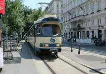 Wien WLB: Ein Zug von Baden (Gelenktriebwagen 125) erreicht am 2. Juli 2015 die Endstation Wien Oper (am Kärntner Ring).