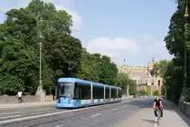 Wagen 231 (Typ S) der Münchner Verkehrsgesellschaft ist am 27.07.14 vor dem Maximilianeum auf Linie 19 unterwegs.