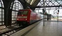 101 108-9 DB kommt mit einem EN 477 von Berlin-Hbf(tief)(D) nach Budapest-Keleti(H) und fährt in den Dresdener-Hbf(D) ein.
Bei Sommerwetter am Nachmittag vom 16.7.2015.