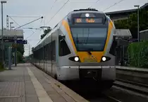 RE 13 nach Venlo, der Eurobahn ET 7.07 ist hier bei der Durchfahrt in Büttgen am 26.7.2015
