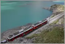 Bernina Express 975 mit den beiden ABe 4/4 III 56  Corviglia  und 55  Diavolezza  am Ufer des Lago Bianco auf dem Berninapass. (27.07.2015)
