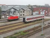 345 124 und ein Liegewagen,am 25.Oktober 2014,in Berlin Warschauer Straße.