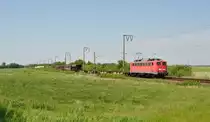 140 495-3 fuhr am 05.06.2015 mit einem Güterzug von Emden in Richtung Osnabrück, hier bei Petkum.