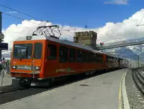 Bhe 4/8 3053 + Bhe 4/6 3083 als R 233 (Zermatt - Gornergrat) am 22.7.2015 im Bahnhof Gornergrat.