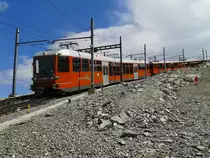 Bhe 4/6 3083 + Bhe 4/8 3053 als R 234 (Gornergrat - Zermatt) am 22.7.2015 unterhalb des Bahnhofs Gornergrat.
