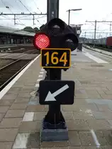 Im Bahnhof Venlo sucht man vergebens nach großen Signalen. Hier sind alle Signale eher klein. Hier zu sehen das Signal 164.

Venlo 14.07.2015