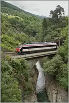 Der XTmass 99 85 9 160 001-5 passte genau in den kurzen Einschnitt welcher den Blick auf die Freggiobrücke über den Ticino frei gibt. 
23. Juni 2015