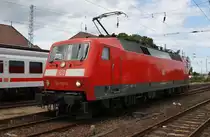 Hier 120 105-2, beim Umsetzen am 26.7.2015 in Warnemünde.