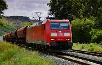 185 138-1 zieht einen Zug aus Schüttwagen bei Gambach vorbei gesehen am 16.07.15.