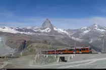 Der 31. Juli war für mich der Abschluss des Bergbahnfoto-Jahrs 2015. Als letzte in der Touristik-Zusatzkarte zum FVP inbegriffene Zahnradbahn war die Gornergratbahn an der Reihe (evtl. folgen noch Bilder von mit dem GA erreichbaren Bergbahnen). Die Gornergratbahn kannte ich bisher erst als Skifahrer, doch die Aussicht ist auch im Sommer schön und wenn noch ein Zug zu sehen ist umso mehr. 
Eine aus einem Bhe 4/8 3051-3054 und einem Bhe 4/6 3081-3084 gebildete Doppeltraktion hat am Morgen vor der Kulisse des Matterhorns gerade den Gornergrat in Richtung Zermatt verlassen. 
Vier so gebildete Kompositionen besitzt die GGB. Diese reichen für den in der Hochsaison gefahrenen 24-Minutentakt aus.  Zusätzliche Züge werden mit den Bhe 4/8 3041-3044 gefahren (Bild folgt). Im Winter sind zusätzlich noch ältere, 4-Achsige Triebwagen im Einsatz.