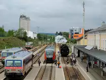  Eisenbahnbetrieb  Heutzutage wickeln 5047081-4(R5964) bzw. 5022 019-3(R5965) den Bahnbetrieb am Rieder-Kreuz ab; im Hintergrund ein Blick in die Vergangenheit zur Dampflokdynastie am Beispiel 77.28, hier im Sonderzugeinsatz am Bhf. Ried; 150509