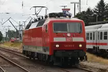 Hier 120 105-2, beim Umsetzen am 26.7.2015 in Warnemünde.