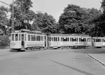 København / Kopenhagen Københavns Sporveje (KS): Der Hilfstriebwagen 107 schiebt am 28. Juli 1967 einen Grossraumzug bestehend aus dem Tw 501 und dem Bw 1501 in den Betriebshof Svanemøllen. Früher am selben Tag hatte der Tw 501 technische Probleme gehabt. Deshalb musste der Zug aus dem Verkehr gezogen und vom Tw 107 abgeholt werden. - Der Tw 107, der 1901 von der Waggonfabrik Scandia in Randers gebaut wurde, befindet sich heute in der Sammlung des Dänischen Strassenbahnmuseums (Sporvejsmuseet Skjoldenæshom), aber er ist z. Z. nicht betriebsfähig. Der Tw 501 wurde im August 1969 verschrottet und abgebrannt. - Scan von einem Schwarzweissnegativ (Kamera: Konica EE-matic).