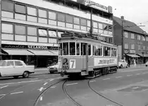 København / Kopenhagen KS SL 7 (Triebwagen 593) Frederikssundsvej / Islevhusvej im Juli 1967. - Der Zug hat die Endstation Husum erreicht und biegt in die Wendeschleife hinein. - Scan von einem Schwarzweissnegativ (Kamera: Konica EE-matic).