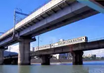 Serie 105 (3-t�rig): Die Komposition KUMOHA 105-22 �berquert den �tagawa-Fluss in der Stadt Hiroshima, der 1945 mitten durch die Trag�die der Atombombe floss. Aufnahme vom 11.August 1993.  