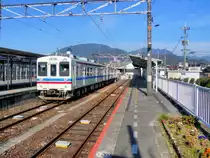 Serie 105 (3-türig): Viele Gleichstrom-Regionallinien der Staatsbahn benutzten noch bis in die 1980er Jahre Altbauzüge mit Tatzlager-Motoren aus der Vorkriegs- und frühen Nachkriegszeit. Um diese zu ersetzen entstand ab 1981 die Serie 105, ein Zug für geringe Geschwindigkeiten und mit sehr einfachem Innenraum, ausgelegt für Fahrten auf Strecken mit kurzen Stationsdistanzen. Serie 105 sind grundsätzlich Zweiwagenzüge, bestehend aus einem Motorwagen (KUMOHA 105 (クモハ105, KU ク =mit Führerstand, MO モ =mit Motor, HA ハ =mit gewöhnlichen Sitzplätzen)) und einem Steuerwagen KUHA 104; manchmal verkehren sie als Einheit mit zwei Motorwagen, und oft werden zwei Züge zu einem Vierwagenzug formiert. Insgesamt entstanden 31 KUMOHA 105, und 29 KUHA 104. Bis auf 4 Umbauwagen sind alle Fahrzeuge Serie 105 im Lokalverkehr und auf Nebenlinien in West-Japan eingesetzt.Im Bild steht die Komposition kumoha105-22 und KUHA 104-22 an der Endstation Kabe im Hinterland von Hiroshima ganz im Westen der japanischen Hauptinsel. 6.Dezember 2010. 