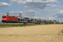 Die 185 238-3 bringt neue Renault Clio´s nach Deutschland. Bei Zorneding am 30.07.2015.