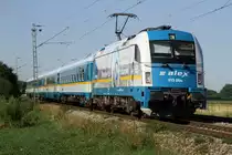 183 004 Alex mit der Prag Werbung auf der linken oder Rechten Seite. Es ist nur auf der sagen wir östlichen Seite angebracht.
Gibt es bei einer Lok eigentlich links oder rechts...? Am Abend kam diese Lok wieder aus Hof zurück. Leider war auf der anderen Seite die Werbung nicht aufgebracht. Bild bei Pulling am 31.07.2015.