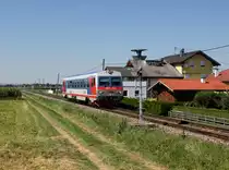Der 5047 075 nach Straßwalchen am 31.07.2015 unterwegs bei Mattighofen.