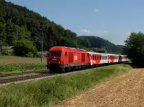 Die 2016 063 mit einem REX nach Braunau am 31.07.2015 bei der Ausfahrt aus Munderfing.