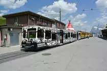 Der Bt 252 hat eine neue Samsung-Werbung bekommen und pendelt wieder auf der Grindelwaldseite, kleine Scheidegg, 07.07.2015.